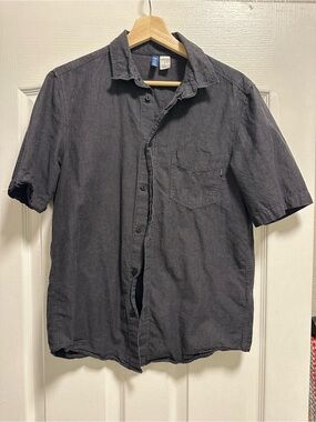 Divided men’s button down short sleeve shirt
